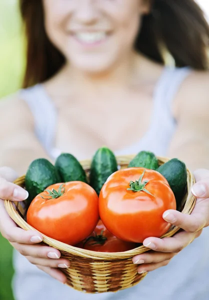 Jeune femme tenant panier de légumes — Photo