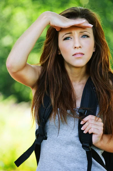 Portrét hezká dívka, která nosí šedé tričko a batoh — Stock fotografie