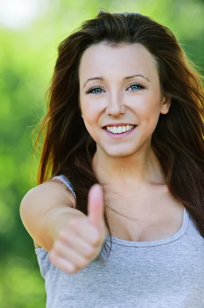 Retrato de menina mostrando sinal "polegar para cima" — Fotografia de Stock