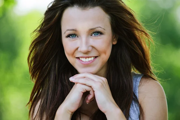Retrato de bela menina sorridente de cabelos escuros — Fotografia de Stock