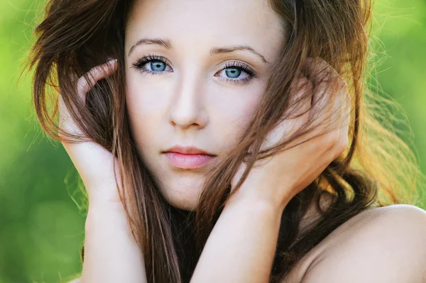 Close-up portrait of beautiful young woman — Stock Photo, Image