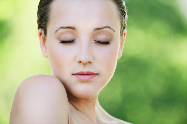 Портрет молодой приятной женщины с закрытыми глазами
