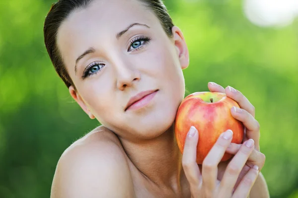Νέα ελκυστική γυναίκα που κρατά κόκκινο μήλο — Φωτογραφία Αρχείου