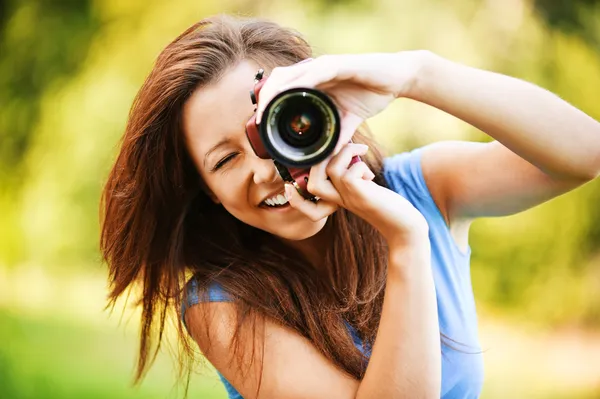 Jovem sorrindo menina fazendo foto — Fotografia de Stock