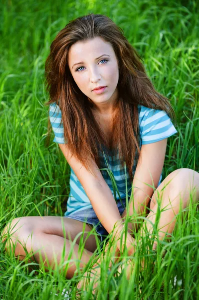 Portret pięknej dziewczyny brunetka — Zdjęcie stockowe