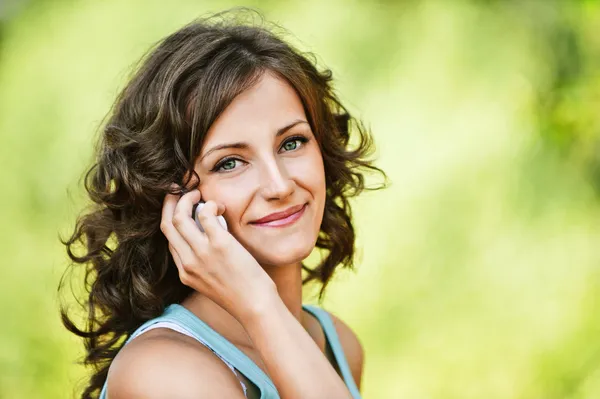 Piękna kobieta, mówiąc na telefon komórkowy — Zdjęcie stockowe
