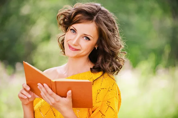 Portrét krásné ženy držící knihu — Stock fotografie