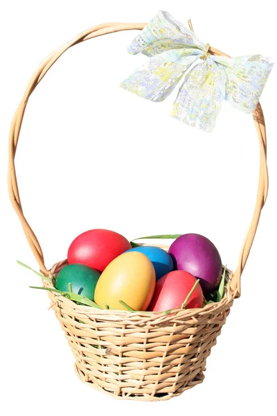 Východní vejce v košíku — Stock fotografie