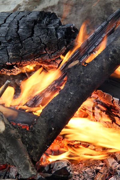 Вогонь під грилем — стокове фото