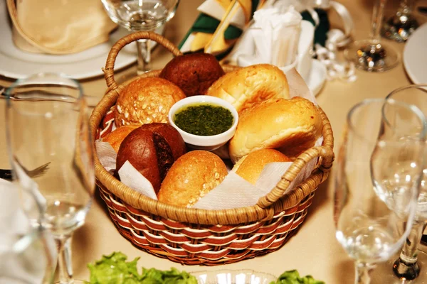 Ekmek ve ekmek sepeti — Stok fotoğraf