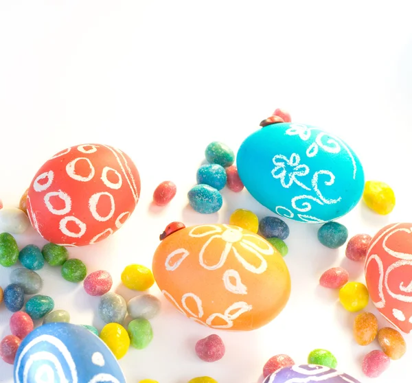 Ovos de Páscoa coloridos com doces — Fotografia de Stock