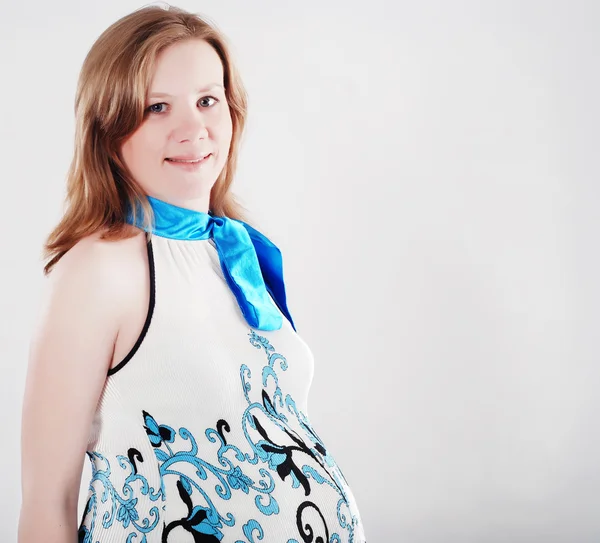 幸せの美しい妊娠中の女性の肖像画 — ストック写真