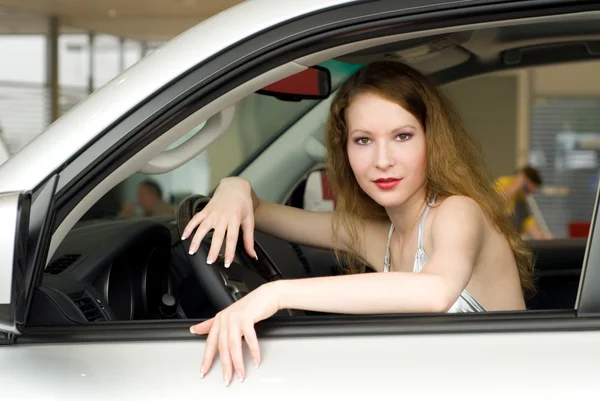 Красива жінка в машині — стокове фото