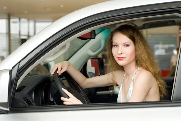 차에서 아름 다운 여자 — 스톡 사진