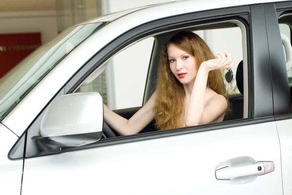 Beautiful woman at the car — Stock Photo, Image