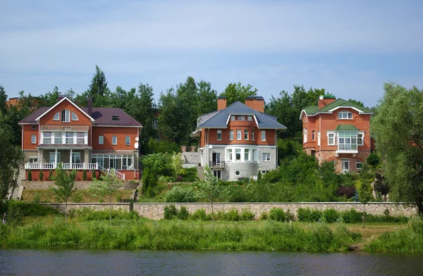 Häuser am Ufer des Flusses — Stockfoto