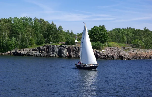 Sailing by Suomenlinna — Stock Photo, Image