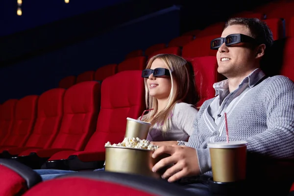Casal jovem no cinema 3D — Fotografia de Stock