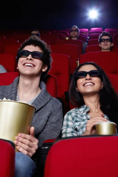 Lächelndes Paar im Kino — Stockfoto