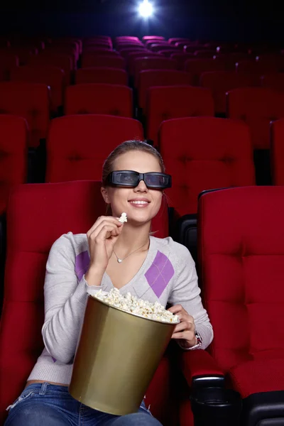 Het mooie meisje op cinema — Stockfoto