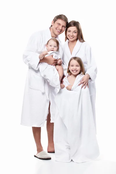 Молода сім'я з двома дітьми — стокове фото