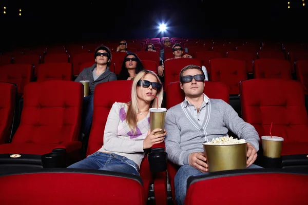 Oglądaj filmy w kinie — Zdjęcie stockowe