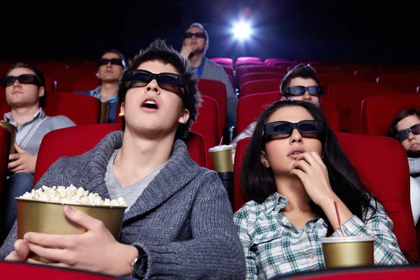 Surpreendido estão assistindo a um filme — Fotografia de Stock