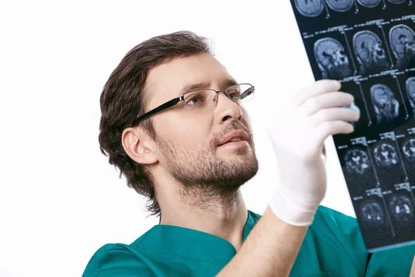 Läkare i handskar med röntgen — Stockfoto