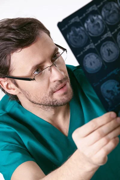 Der junge Arzt untersucht einen Röntgenpatienten — Stockfoto
