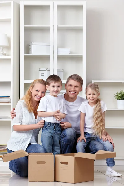 Familjen flyttar — Stockfoto