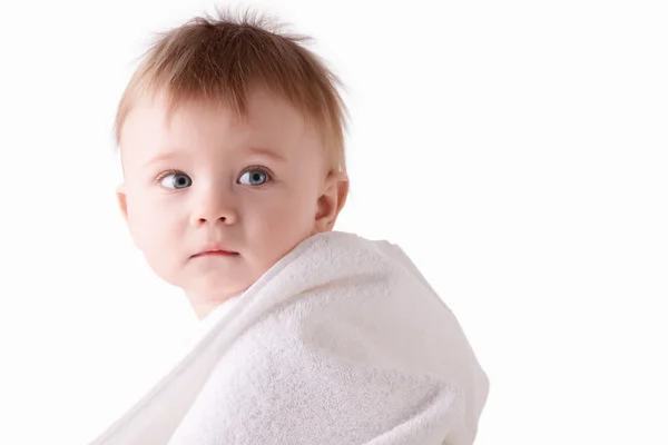 Uma criança pequena em uma toalha — Fotografia de Stock