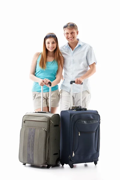 年轻夫妇与行李箱 — 图库照片