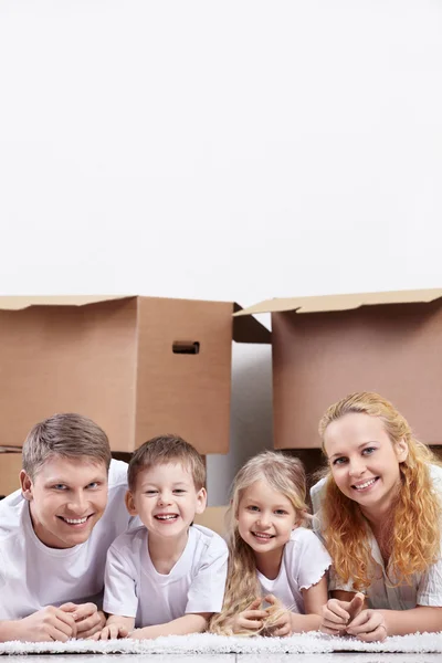 Leende familj — Stockfoto
