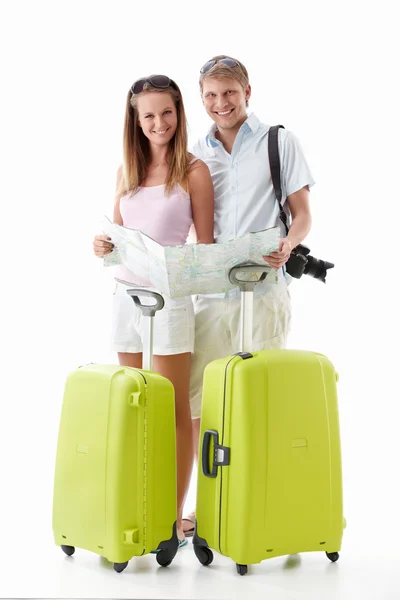 Atrakcyjna para z walizki — Zdjęcie stockowe