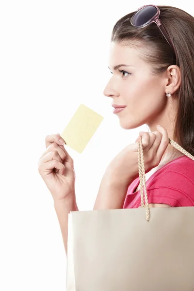 Atrakcyjna dziewczyna z torby na zakupy i karty kredytowej — Zdjęcie stockowe