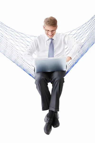 Een man in een gelijkspel met een laptop — Stockfoto