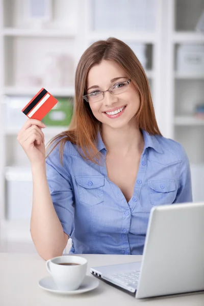 Donna con carta di credito — Foto Stock