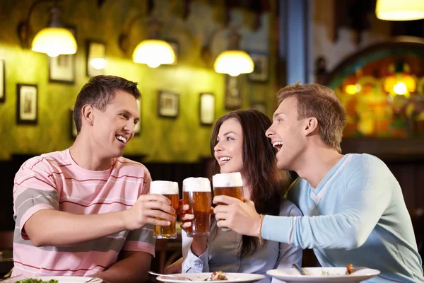 Jongeren met een biertje — Stockfoto