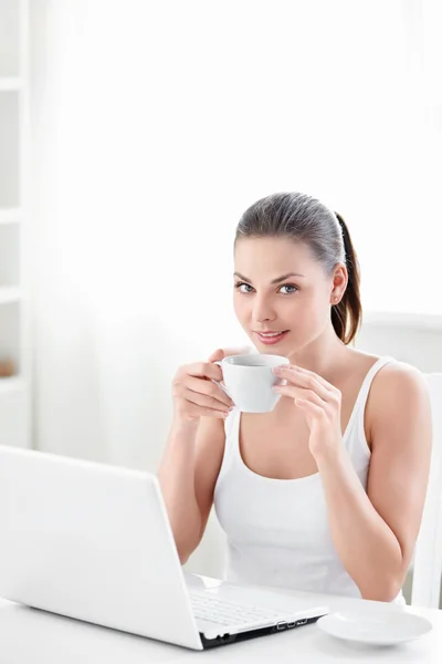 Woman with coffee and laptop — Stock Photo, Image