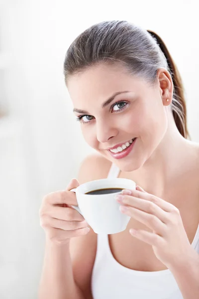 Eine attraktive Frau mit Kaffee — Stockfoto
