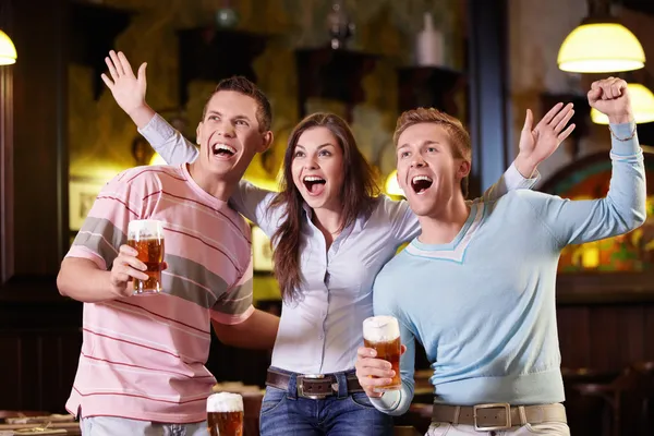 Młodzi są wyrażając w pubie — Zdjęcie stockowe