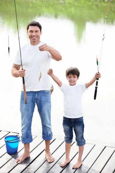 Батько і син показують спіймати — стокове фото
