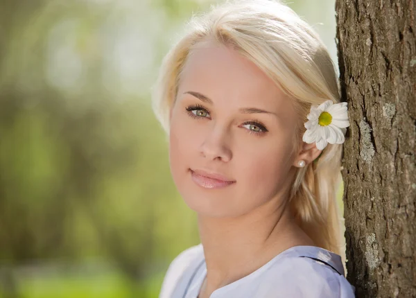 Portrait of young woman in park — Stock Photo, Image
