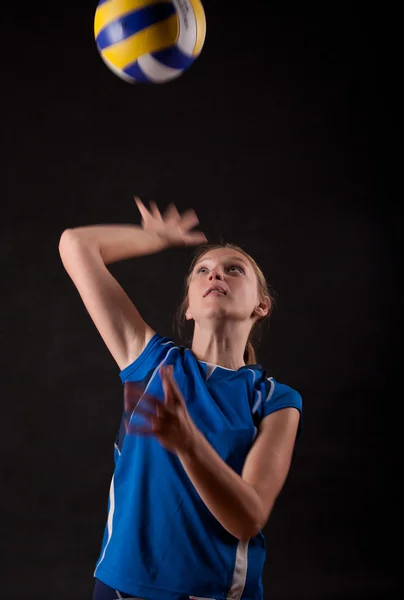 Kvinna som spelar volleyboll — Stockfoto
