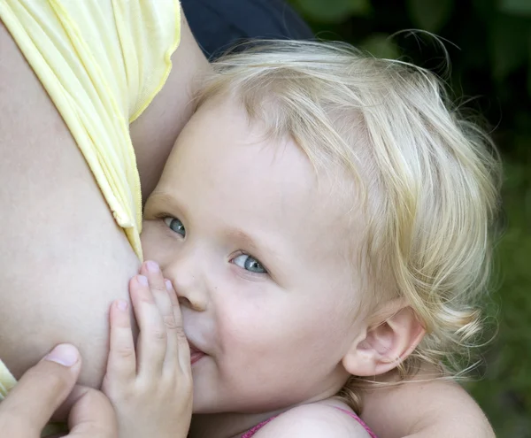 Breastfeeding in The Park. — Stock Photo, Image
