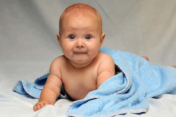Usmívající se dítě po koupeli Stock Snímky