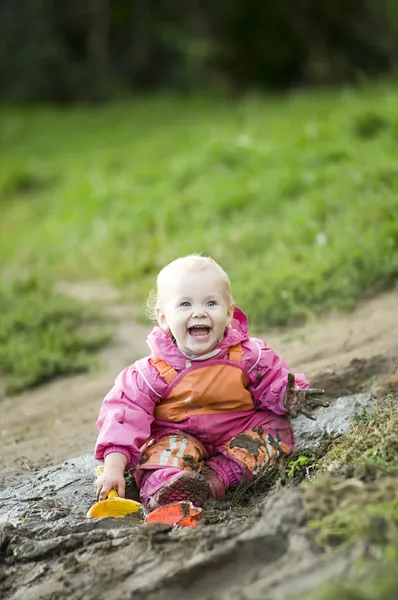 Mutlu bir çamurlu çocuk - Stok İmaj
