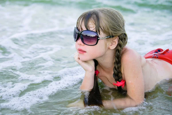 สาวน้อยบนชายหาด — ภาพถ่ายสต็อก