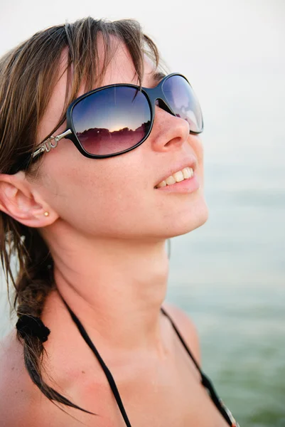 Young woman on the beach — Stock Photo, Image