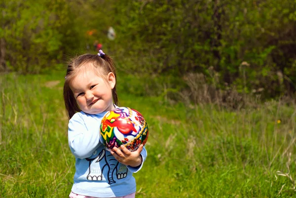 ボールを持つ少女 — ストック写真